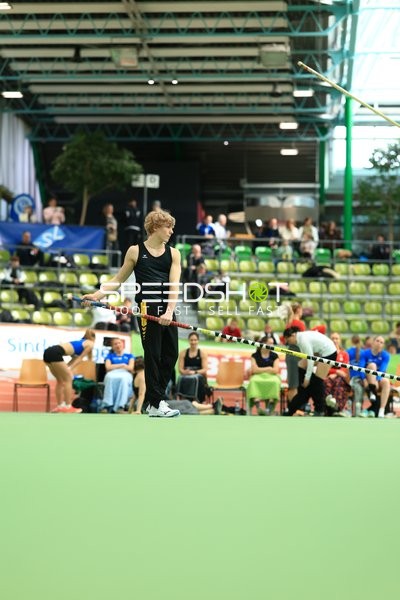 Athlet mit Stabhochsprung im Glaspalast