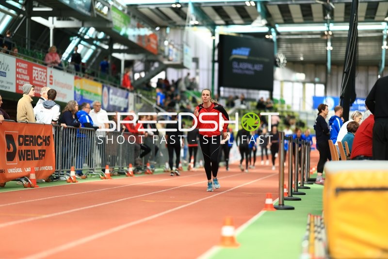 Athletin läuft im Glaspalast