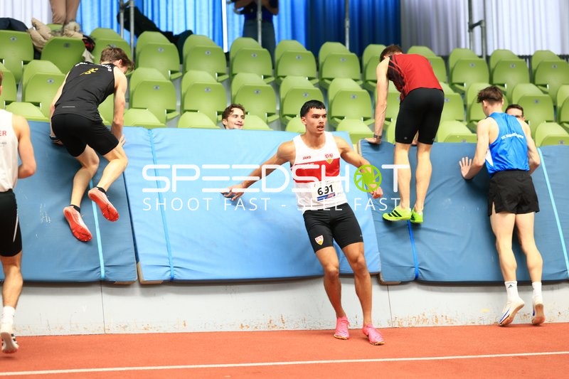 Athleten beim Aufwärmen im Glaspalast