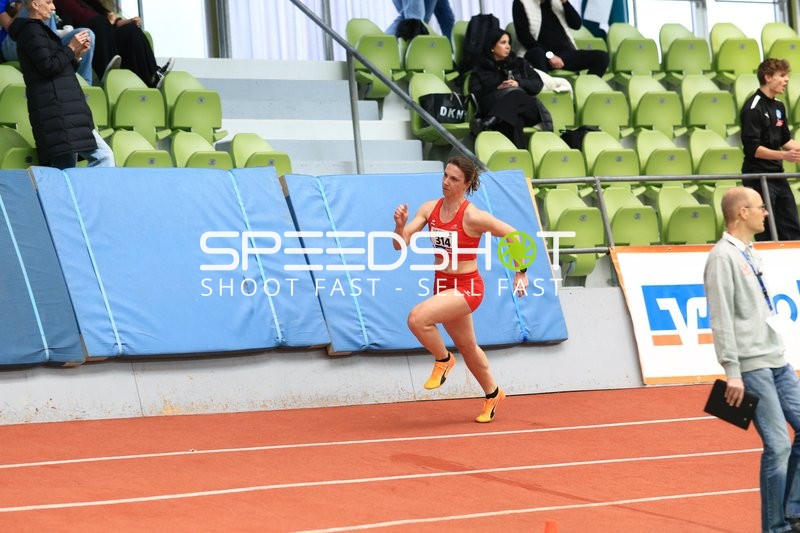 Athletin mit Startnummer 314 sprintet