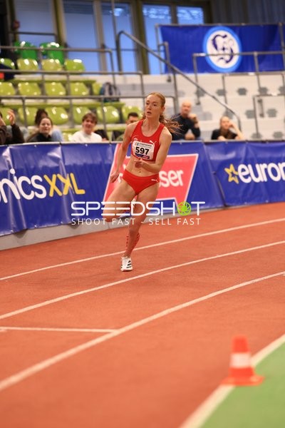 Athletin mit Startnummer 597 sprintet