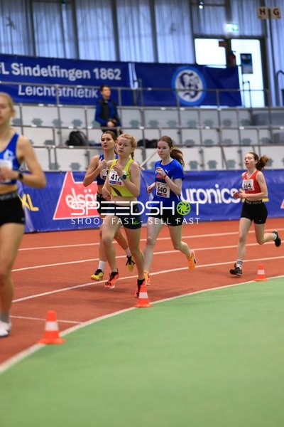 Athletinnen laufen im Glaspalast