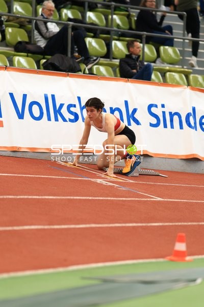 Athletin am Startblock im Glaspalast