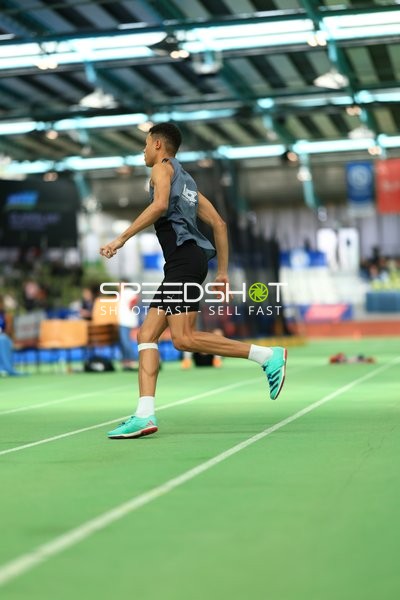 Weitsprung im Glaspalast