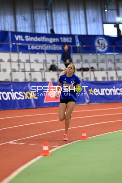 Athletin mit Nummer 415 in Aktion