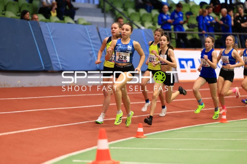 Läuferinnen im Hallenrennen