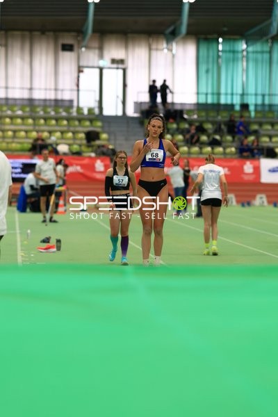 Athletinnen mit Startnummer 68 und 57