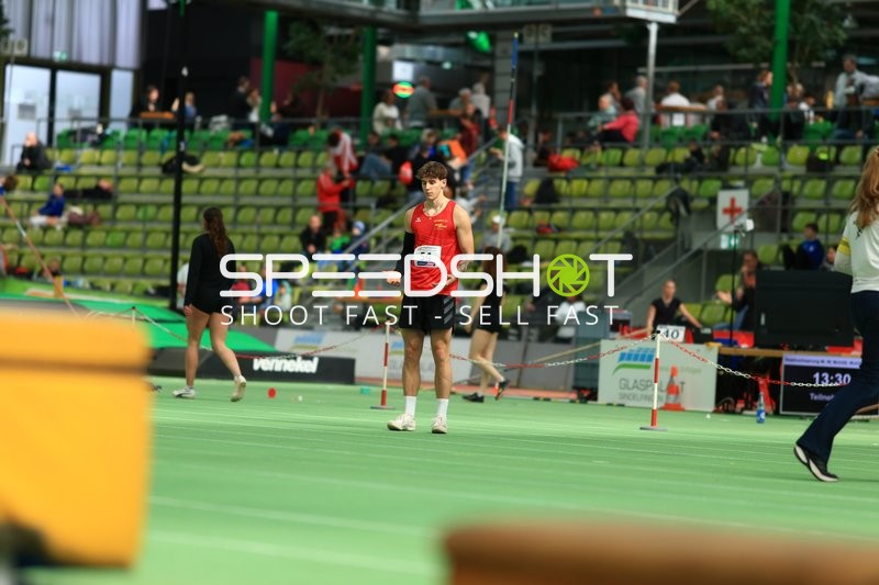 Athlet mit Startnummer 54 im Glaspalast