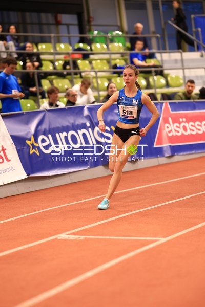 Athletin mit Startnummer 518 in Aktion