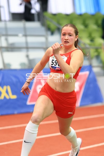 Athletin mit Startnummer 599 sprintet