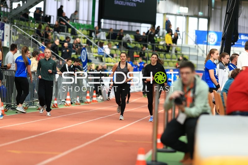 Athletinnen laufen im Glaspalast