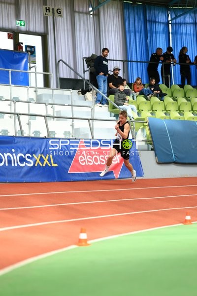 Athlet auf Laufbahn im Glaspalast
