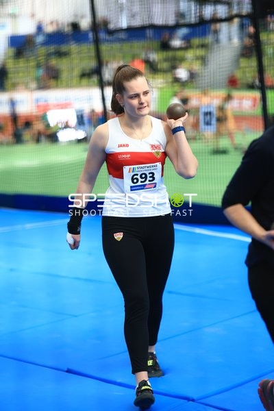 Athletin mit Kugel in Aktion