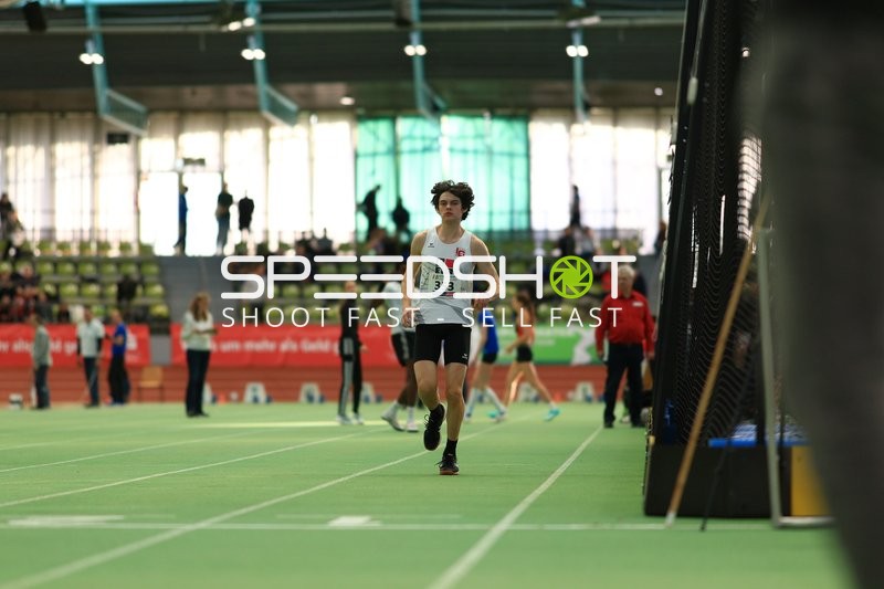 Athlet mit Startnummer 353 in Aktion