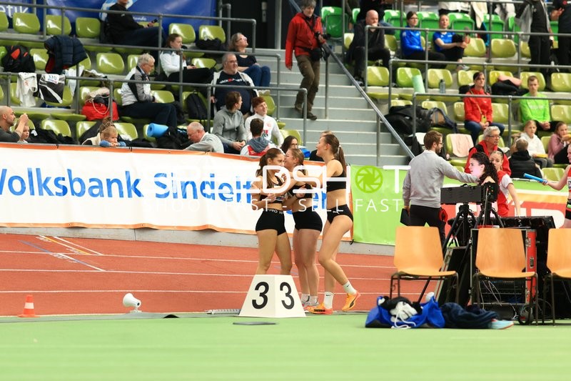 Athletinnen feiern am Startblock 3