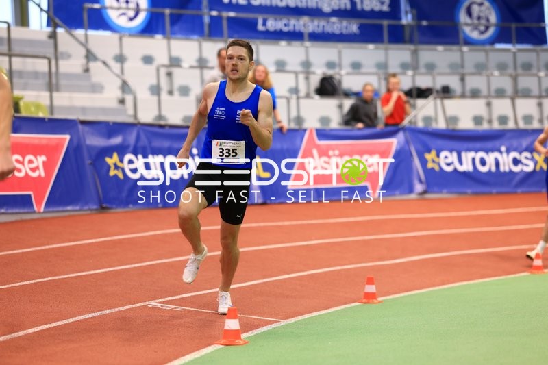 Athlet mit Startnummer 335 in Aktion