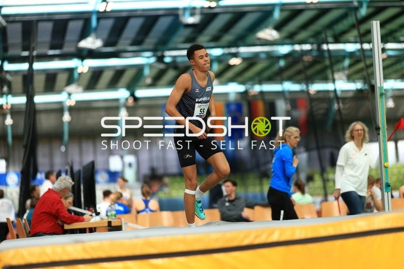 Athlet mit Startnummer 55 beim Hochsprung