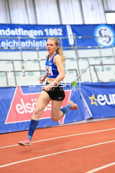 Athletin mit Startnummer 79 in Aktion