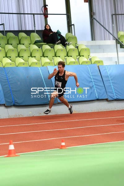 Weitsprung im Glaspalast