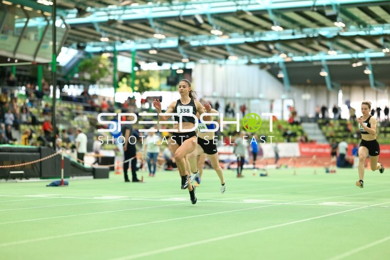 Sprinterin mit Startnummer 338 in Aktion