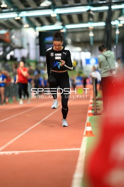 Athletin beim Aufwärmen