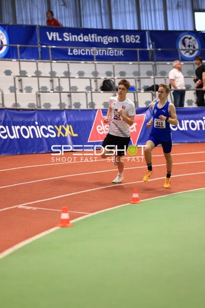 Athleten laufen im Glaspalast