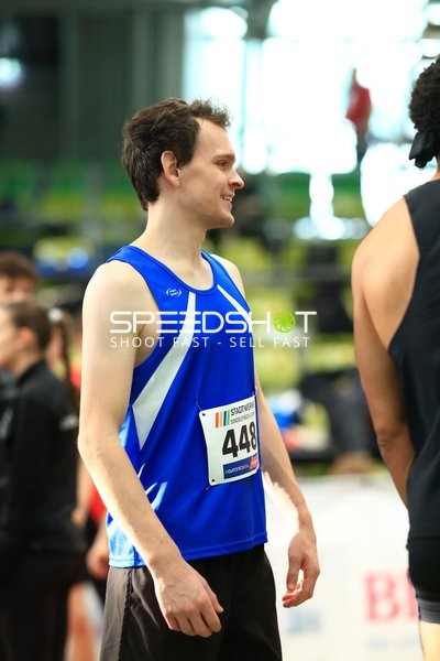 Athlet mit Startnummer 448 im Gespräch