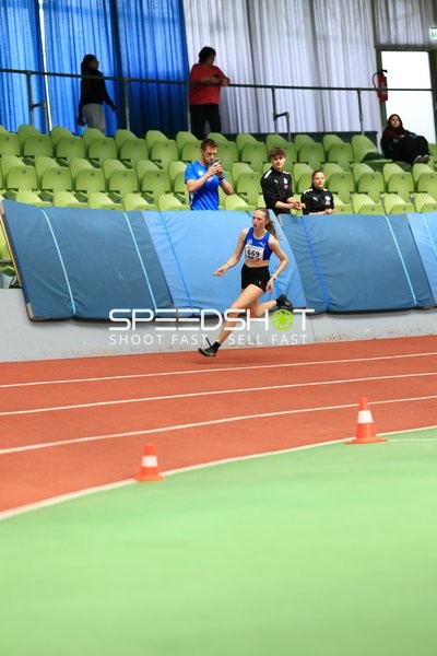 Athletin mit Startnummer 699 in Aktion