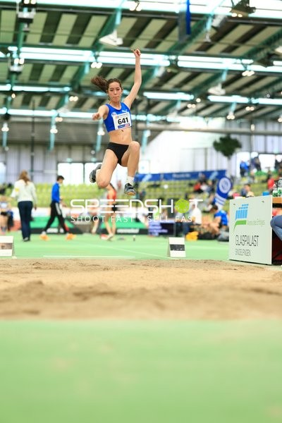 Weitsprung im Glaspalast