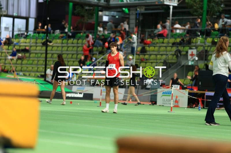 Athlet mit Startnummer 54 im Glaspalast