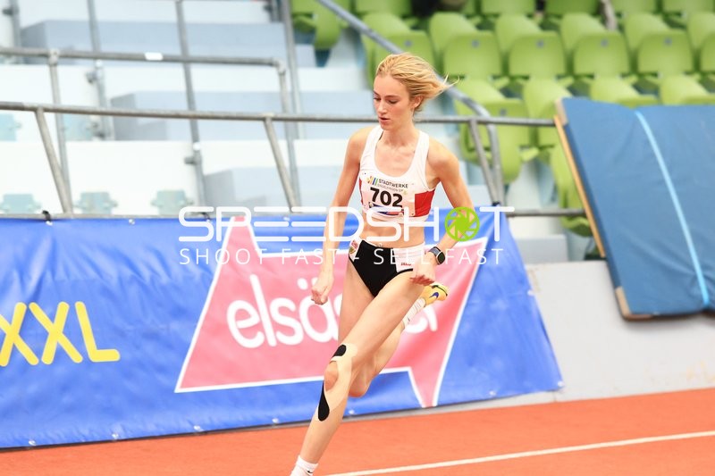 Athletin mit Startnummer 702 in Aktion