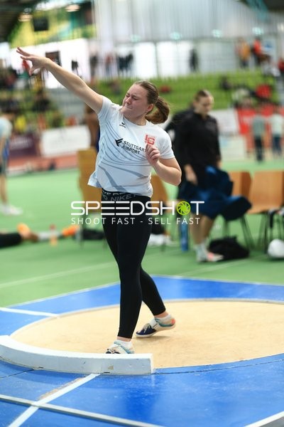 Athletin beim Kugelstoßen