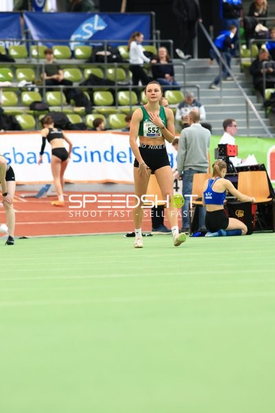 Athletin mit Startnummer 552 im Glaspalast