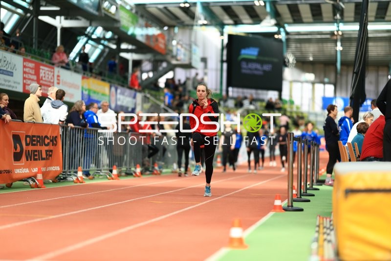 Athletin beim Aufwärmen im Glaspalast