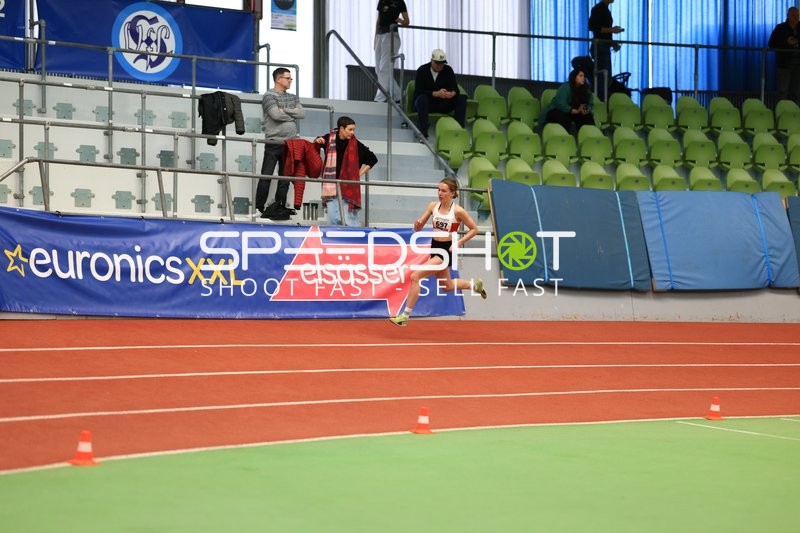 Athletin mit Startnummer 697 in Aktion