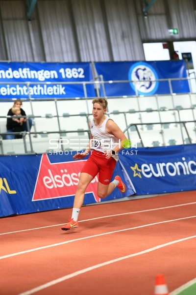 Athlet mit Startnummer 507 sprintet