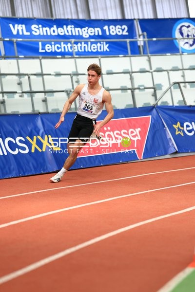 Weitsprung im Glaspalast