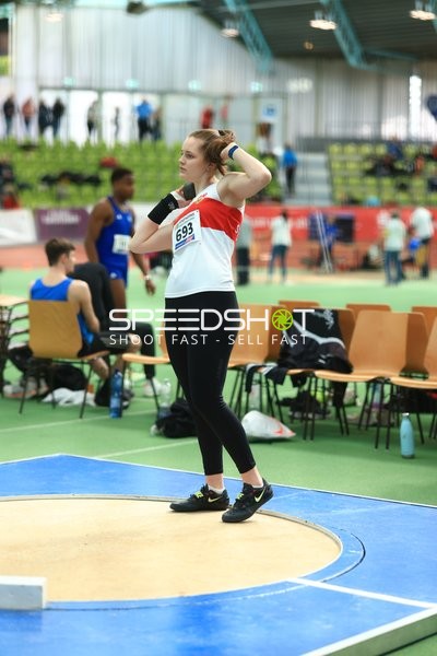 Athletin mit Startnummer 693 im Wurf