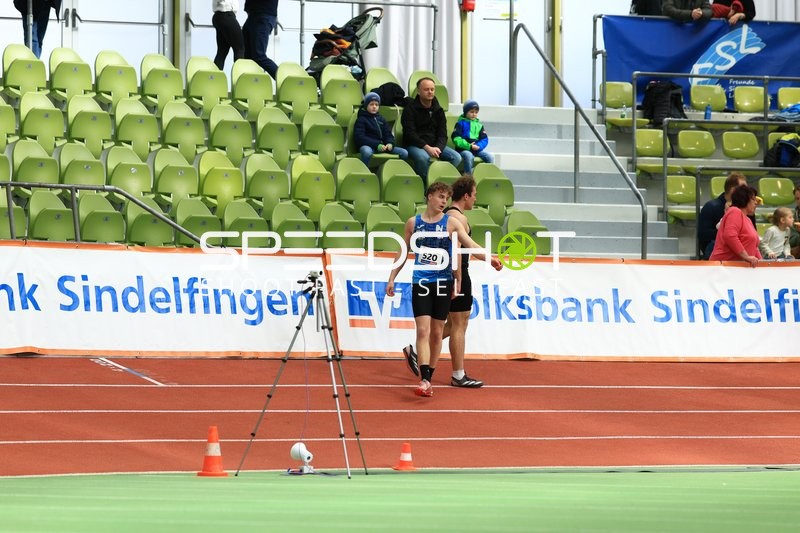 Athlet mit Startnummer 520 auf Laufbahn