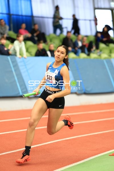 Athletin mit Startnummer 522 in Aktion