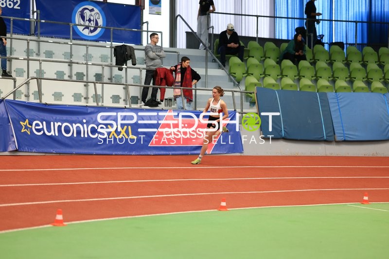 Athletin mit Nummer 697 in Aktion