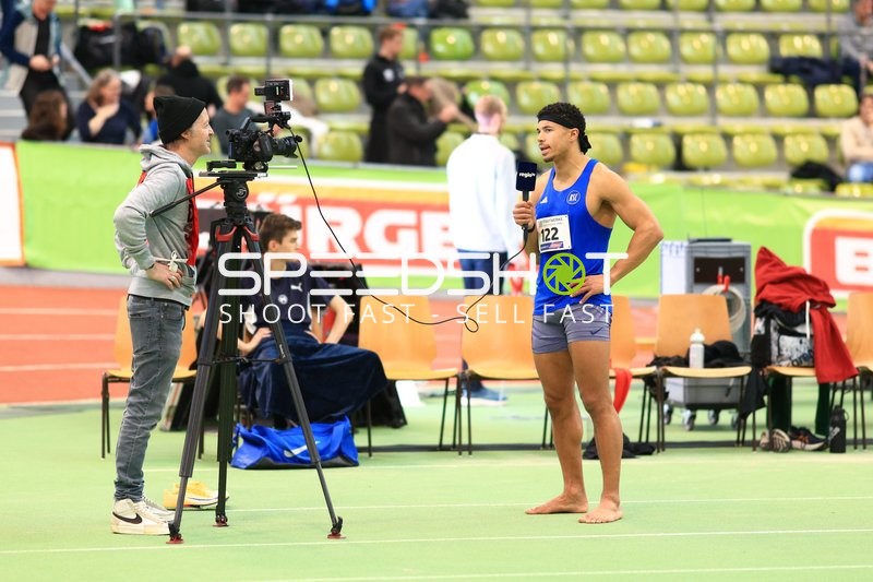 Athlet mit Startnummer 122 im Interview