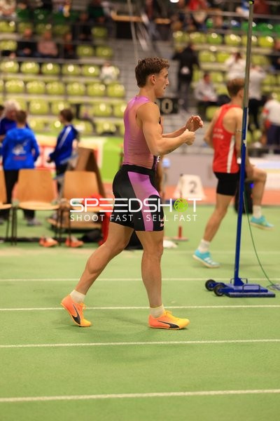 Athlet beim Hochsprung im Glaspalast