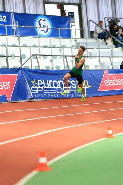 Athlet läuft im Glaspalast
