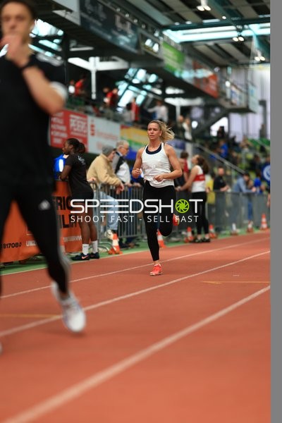 Athletin läuft im Glaspalast