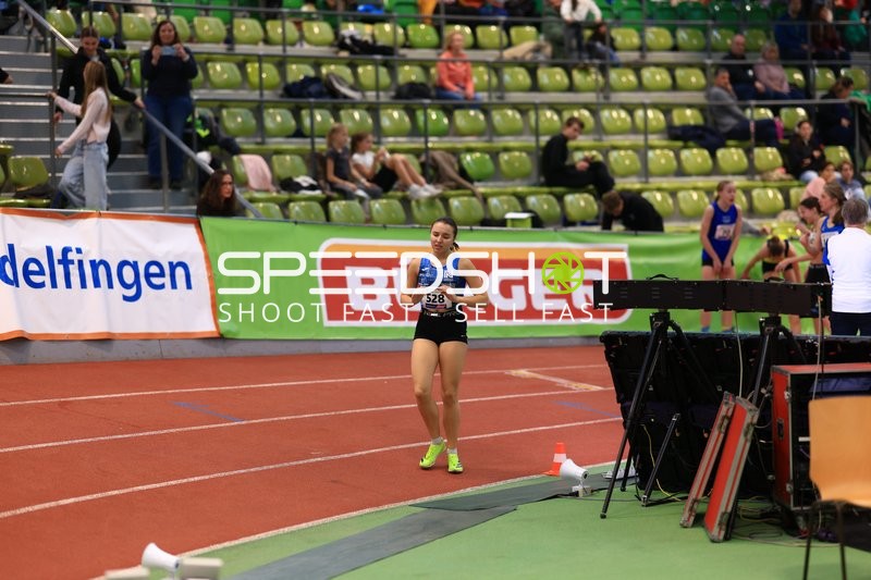 Athletin mit Startnummer 528 in Aktion