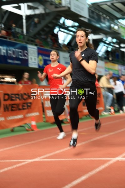 Athletinnen laufen im Glaspalast