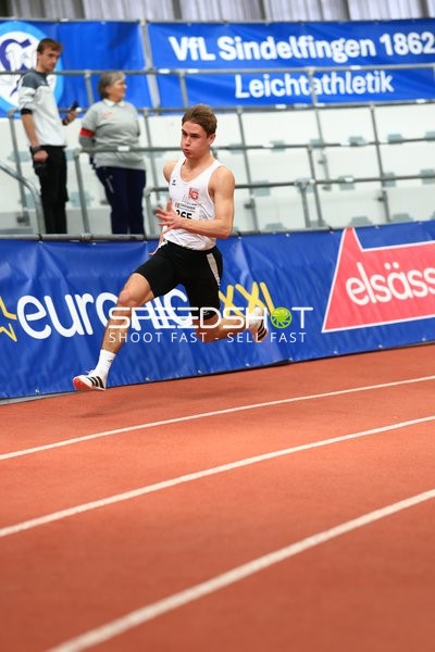 Athlet beim Weitsprung im Glaspalast