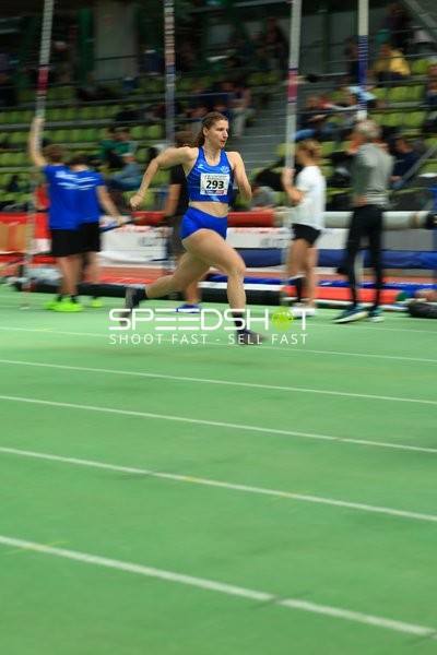 Athletin mit Startnummer 293 in Aktion