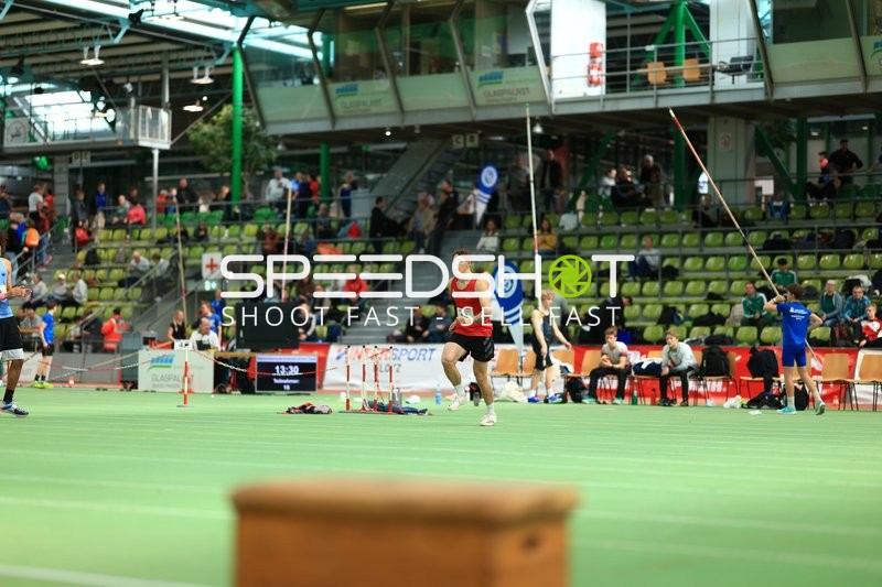 Athlet sprintet im Glaspalast